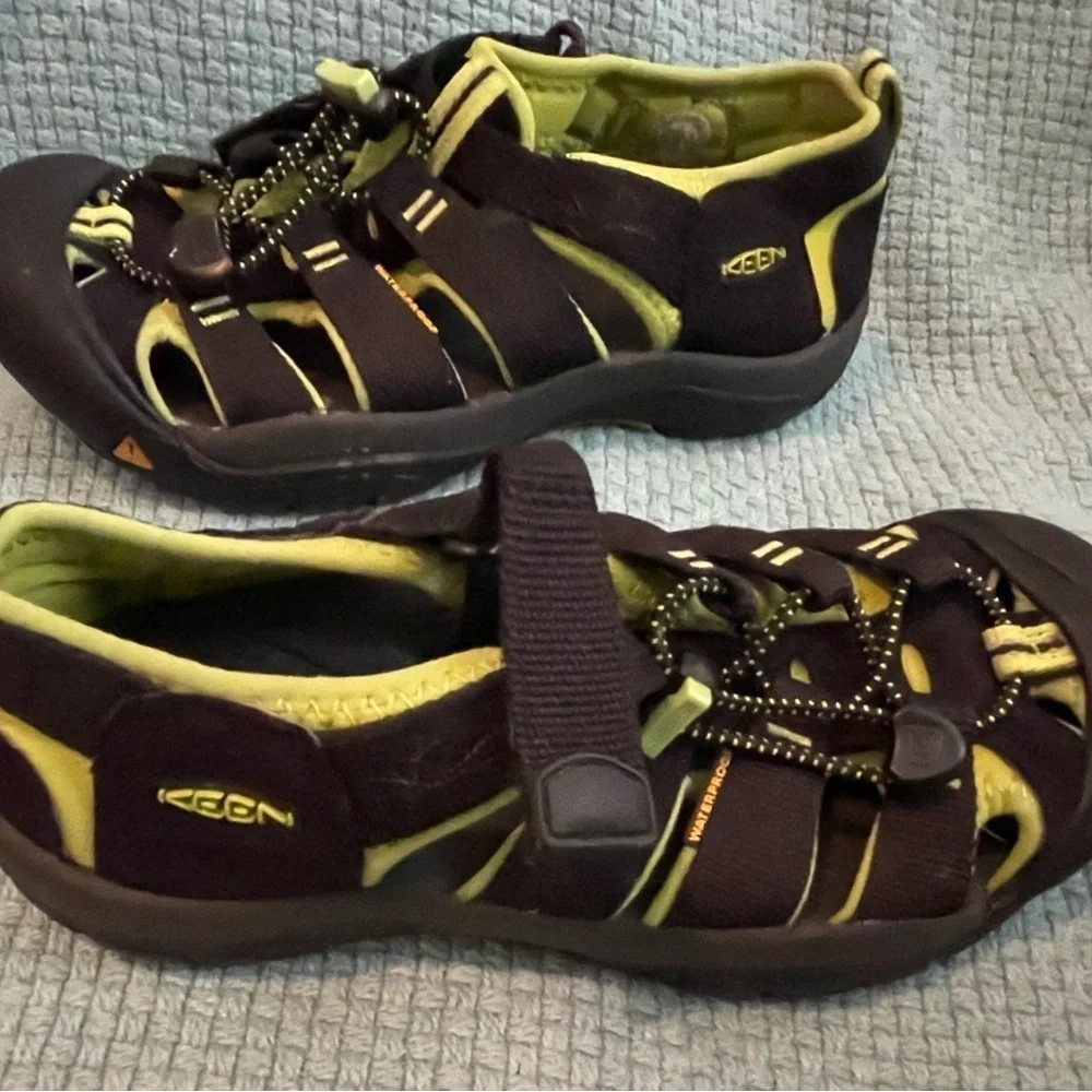 Keen Newport H2 Youth Kids Black Yellow Hiking Water Closed Toe Sandals | Size 3